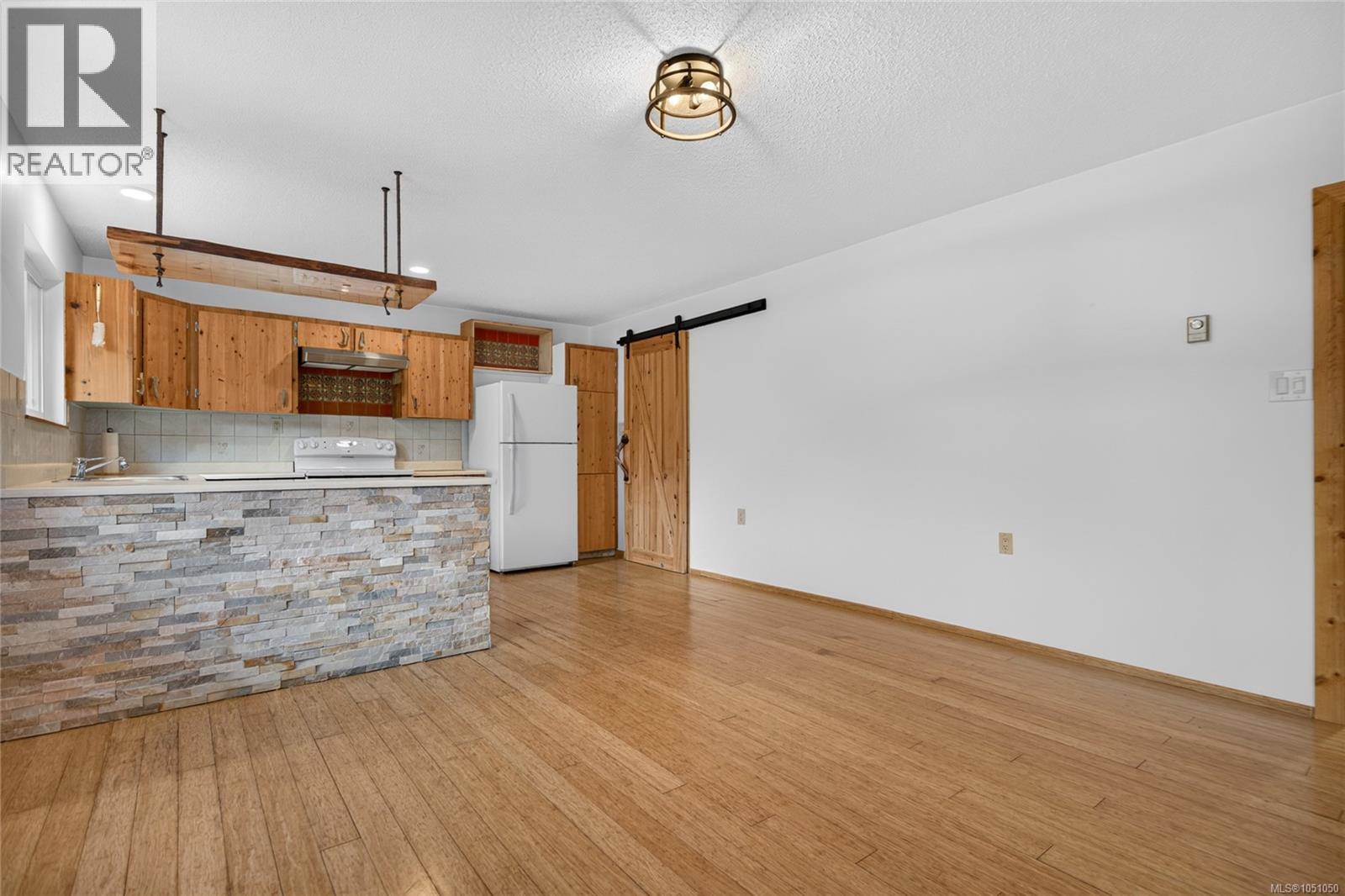 7842 Tozer Rd - 8