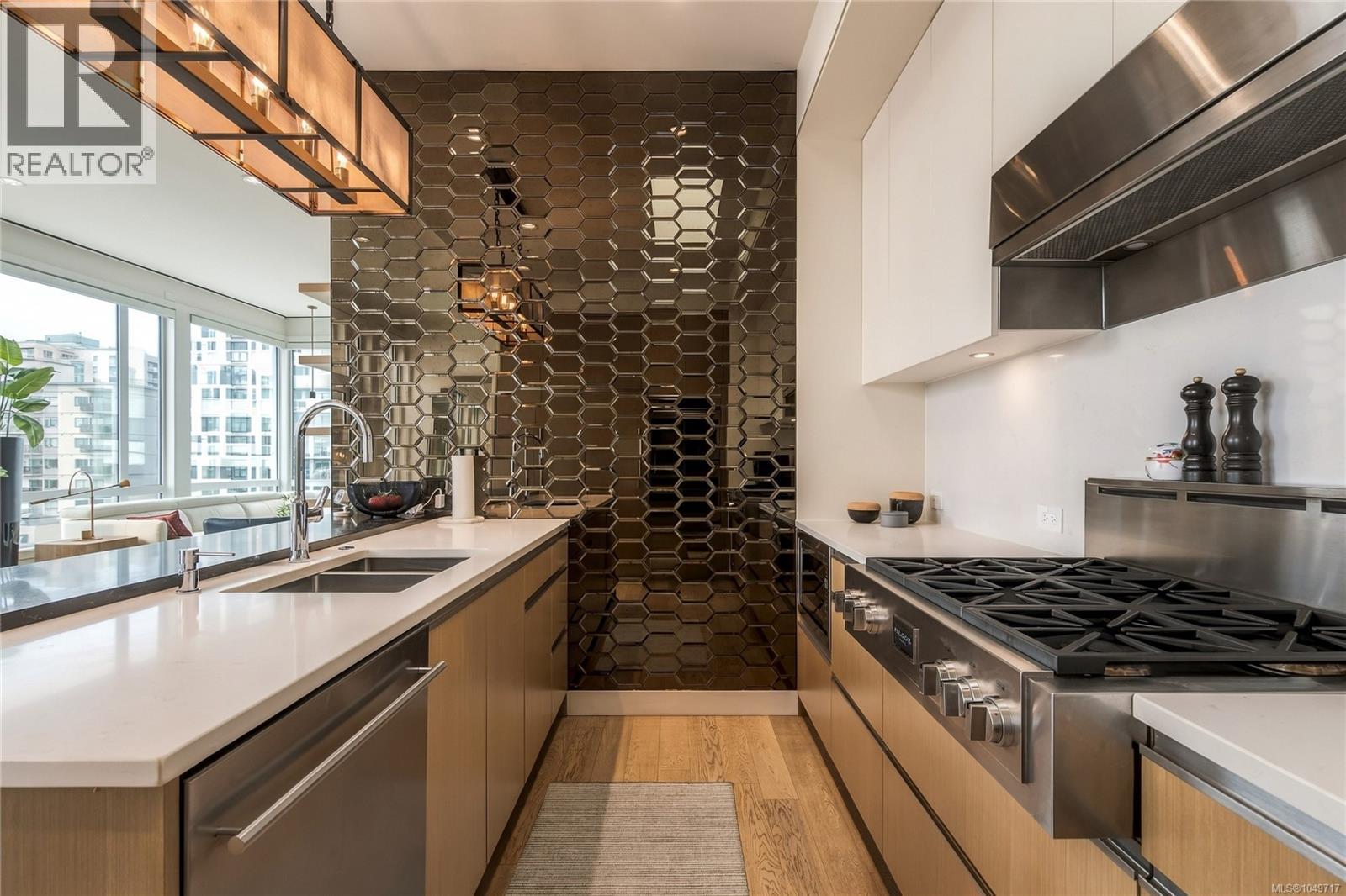 #PH3 1033 Cook St - 7