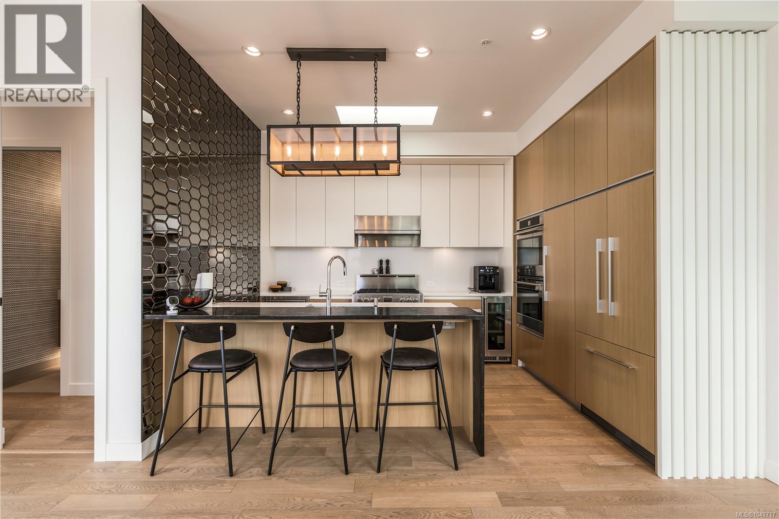 #PH3 1033 Cook St - 6