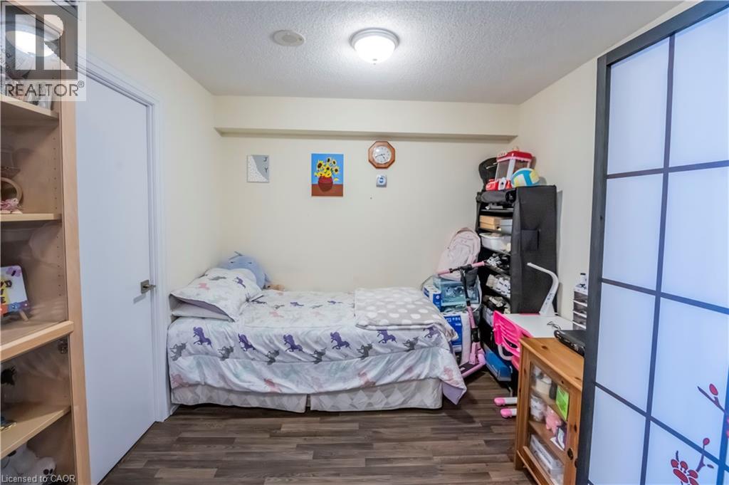 #E409 555 WILSON Avenue - 16