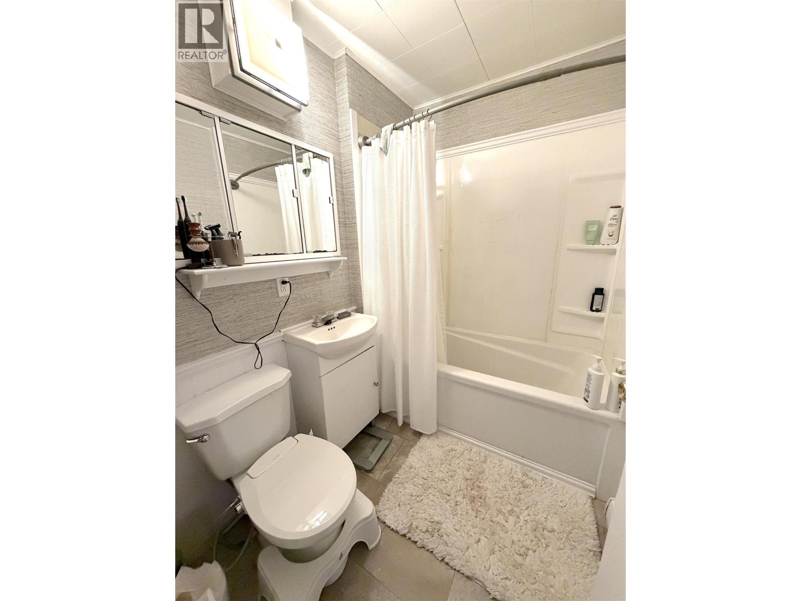 653 E 8TH AVENUE - 12