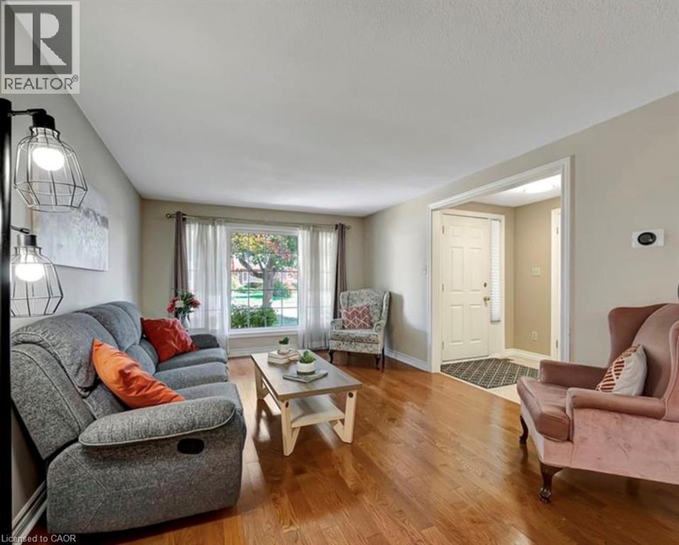 8 LOWELL Street S Unit# Upper, Cambridge — photo 4