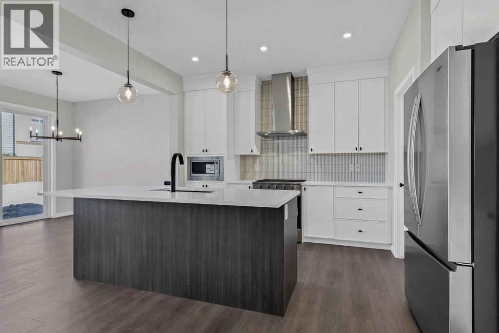 Chimney style hood fan  and full hight tile backsplash