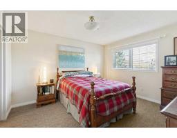 4pc Bathroom - 39 Shannon Hill Sw, Calgary, AB T2Y2Y7 Photo 14