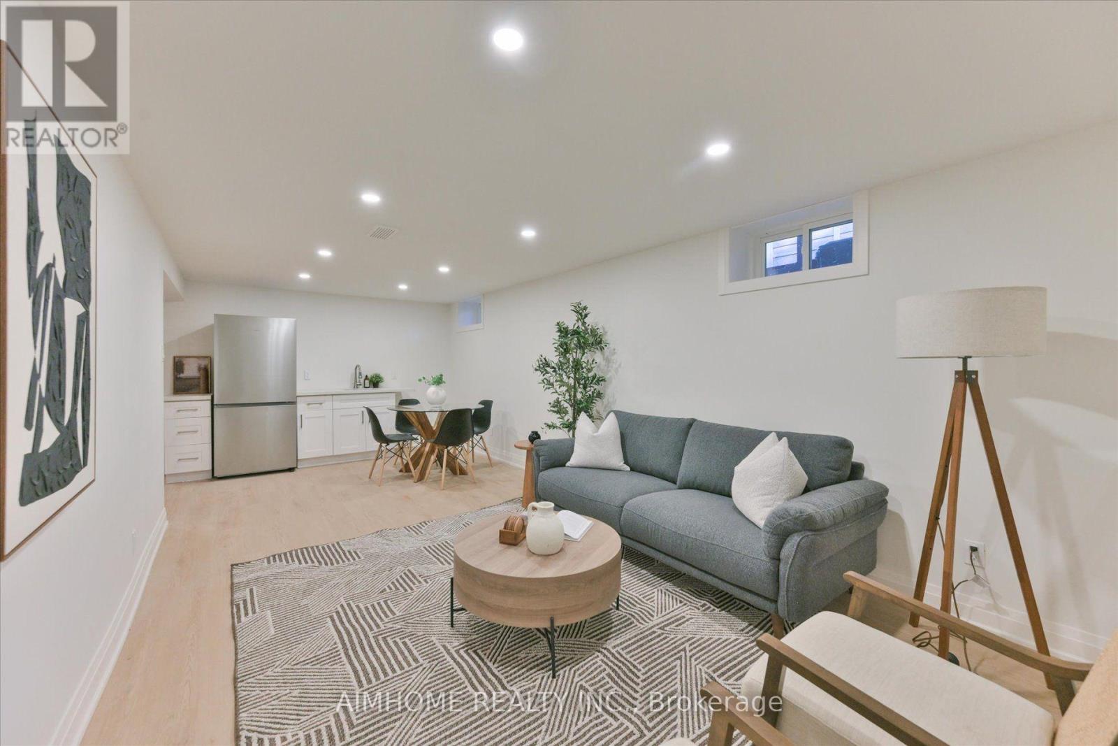 121 WYNDCLIFF CRESCENT - 27