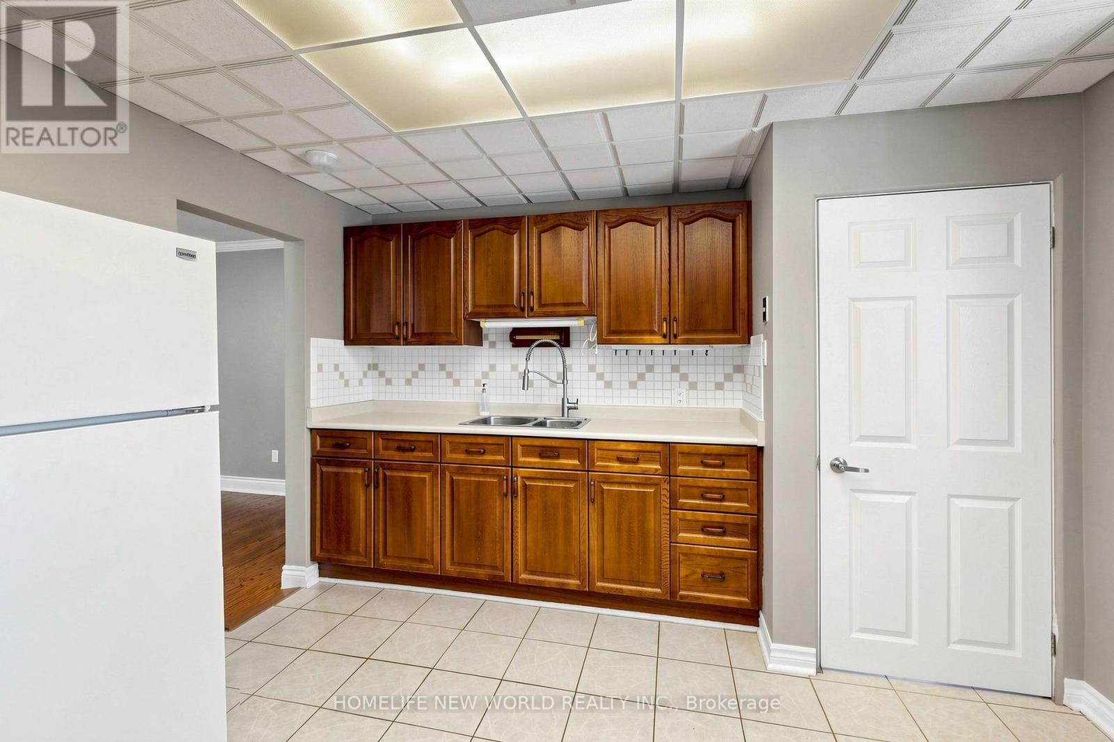 65 WALTER AVENUE - 10