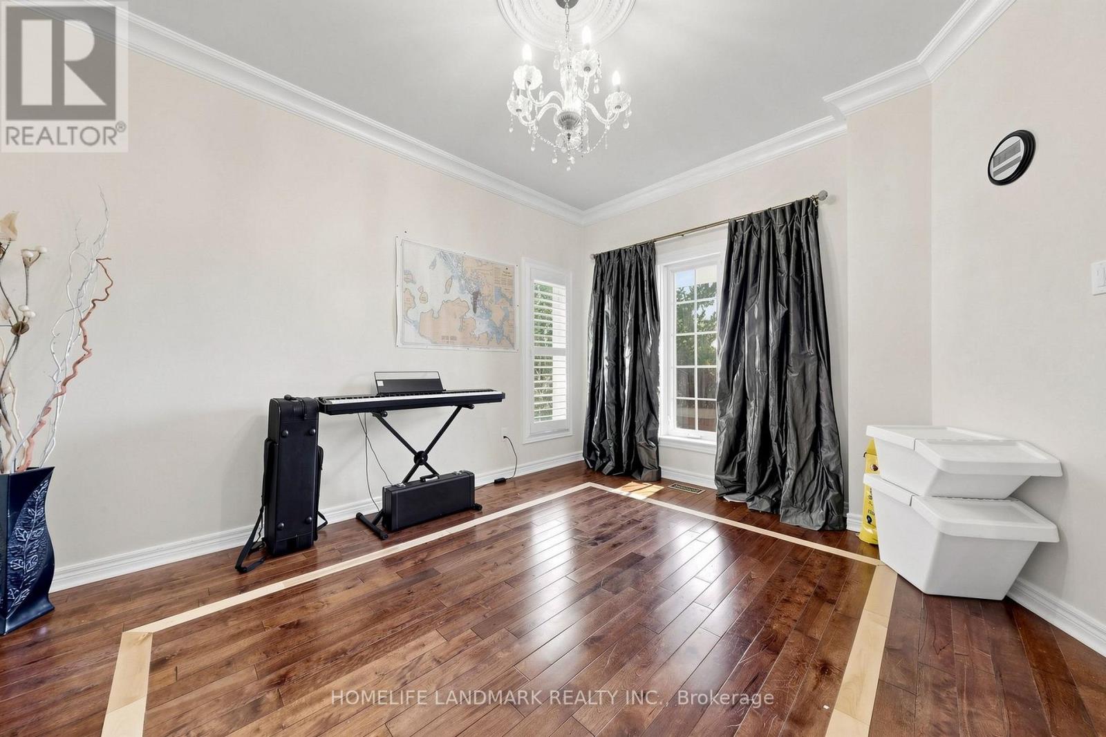 1 TRENT STREET, Aurora (Bayview Wellington) — photo 2