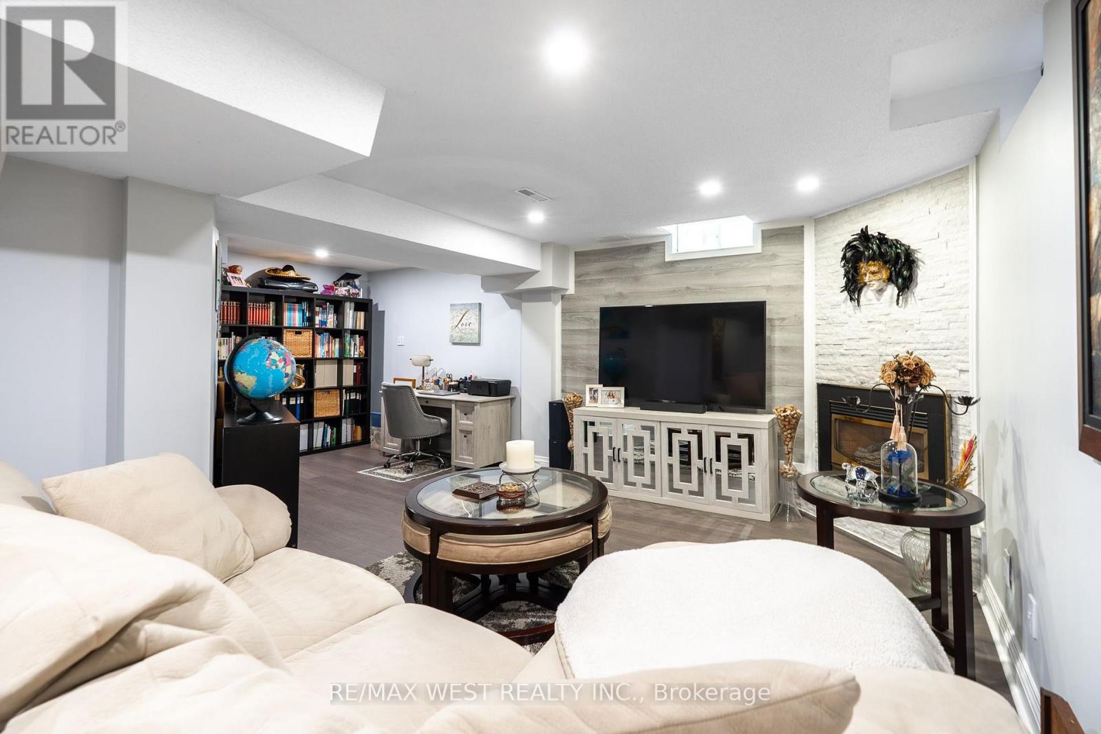1246 OLD OAK DRIVE - Image 32