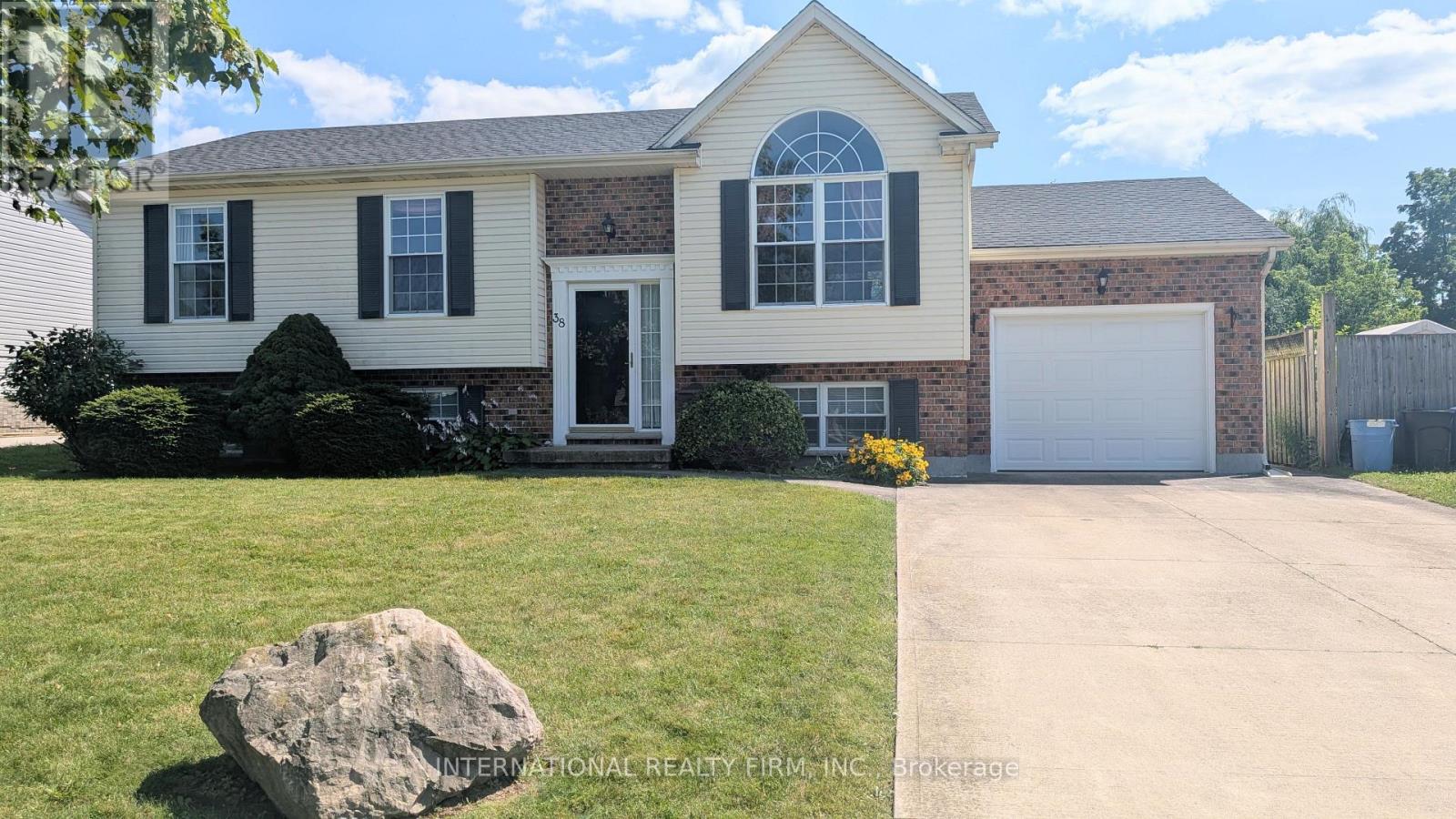 38 Windle Village Crescent, Thorold (Allanburg/Thorold South), Ontario, L2V4Z6, Thorold (Allanburg/Thorold South), Ontario — photo 2 of 5