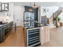 5pc Bathroom - 812 1 Street Nw, Calgary, AB T2M2R7 Photo 10