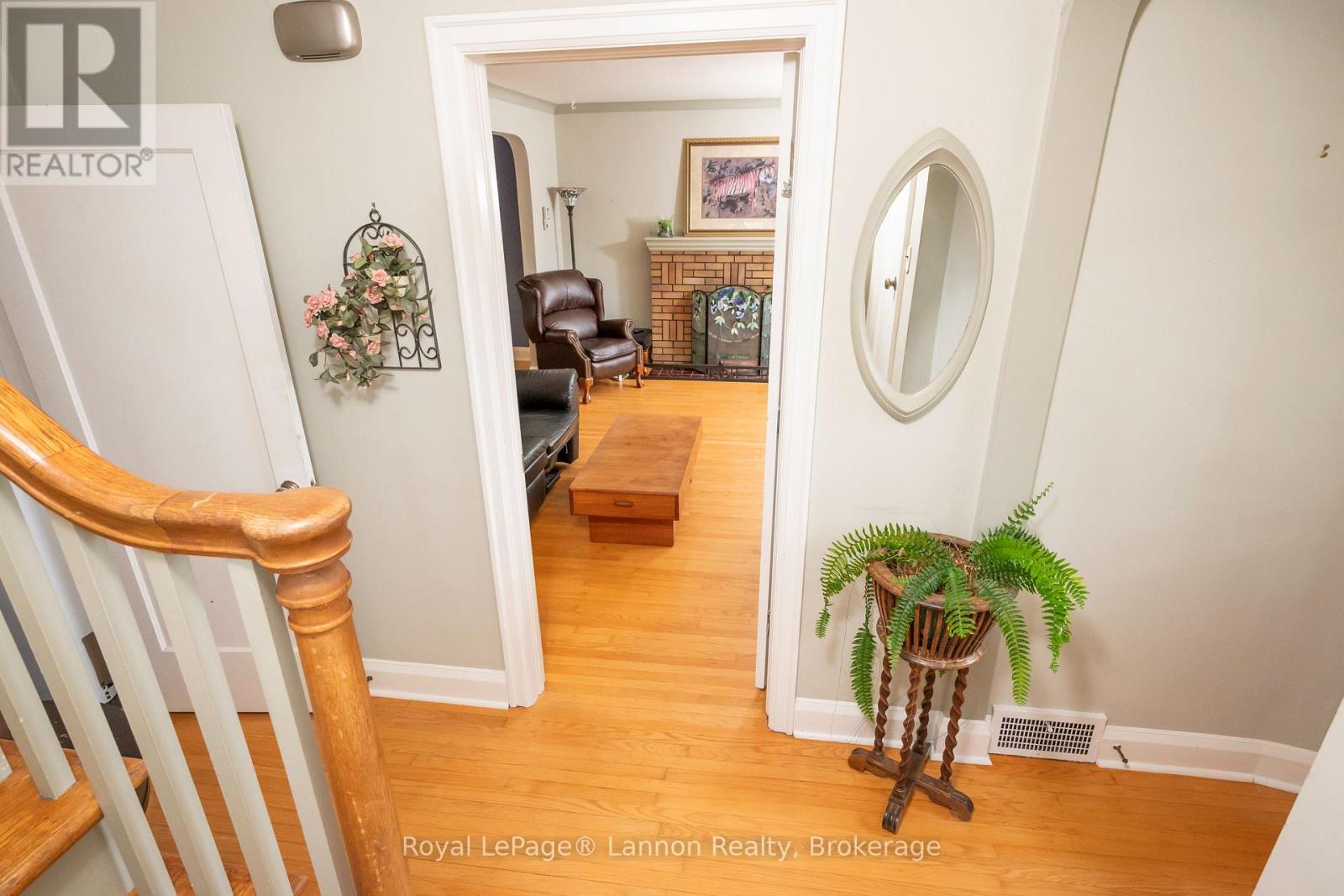 82 COLLEGE STREET W - Image 18