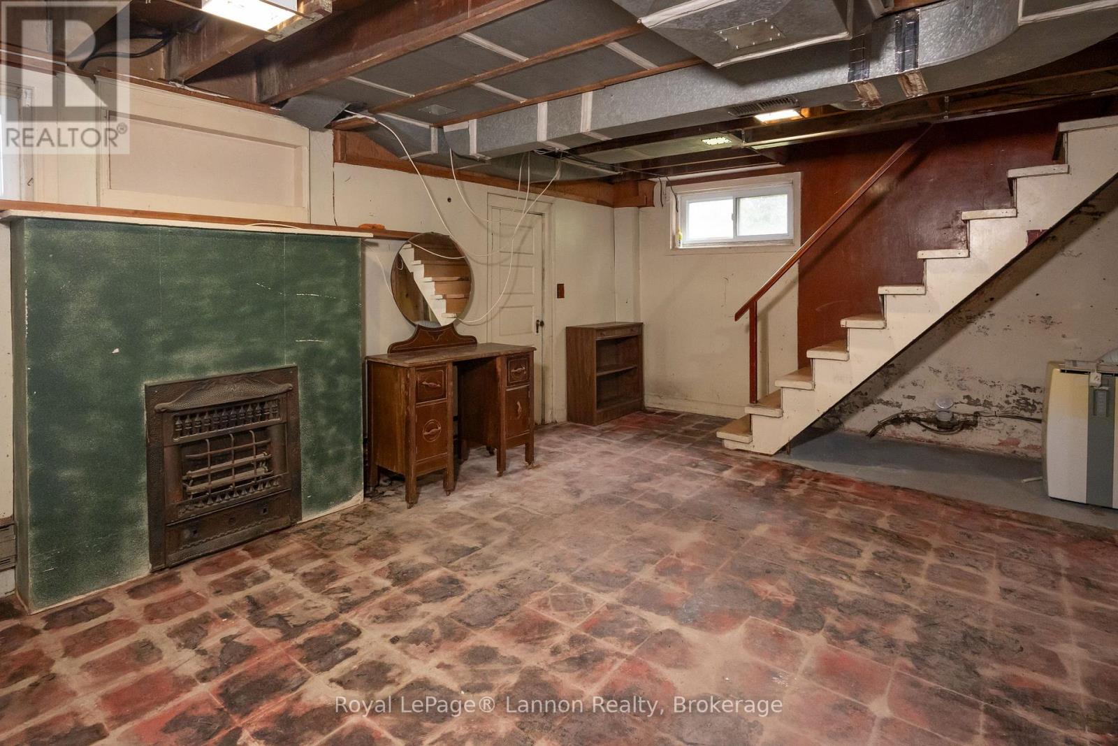 82 COLLEGE STREET W - 35