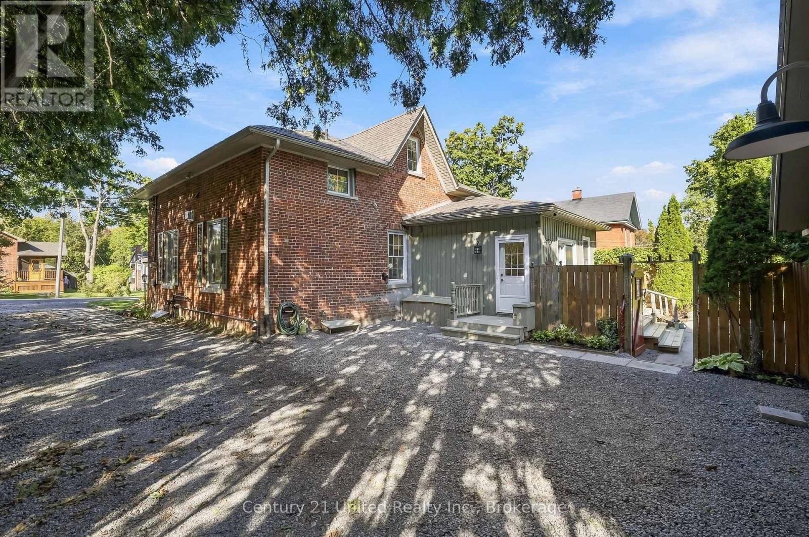 6 GRAVEL ROAD - Image 37