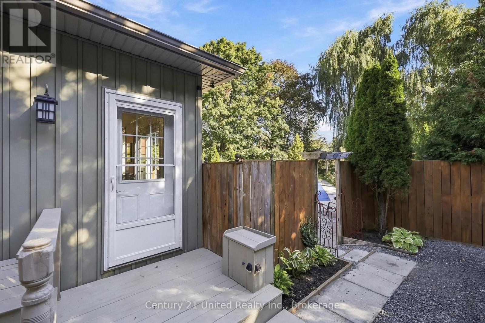 6 GRAVEL ROAD - Image 34
