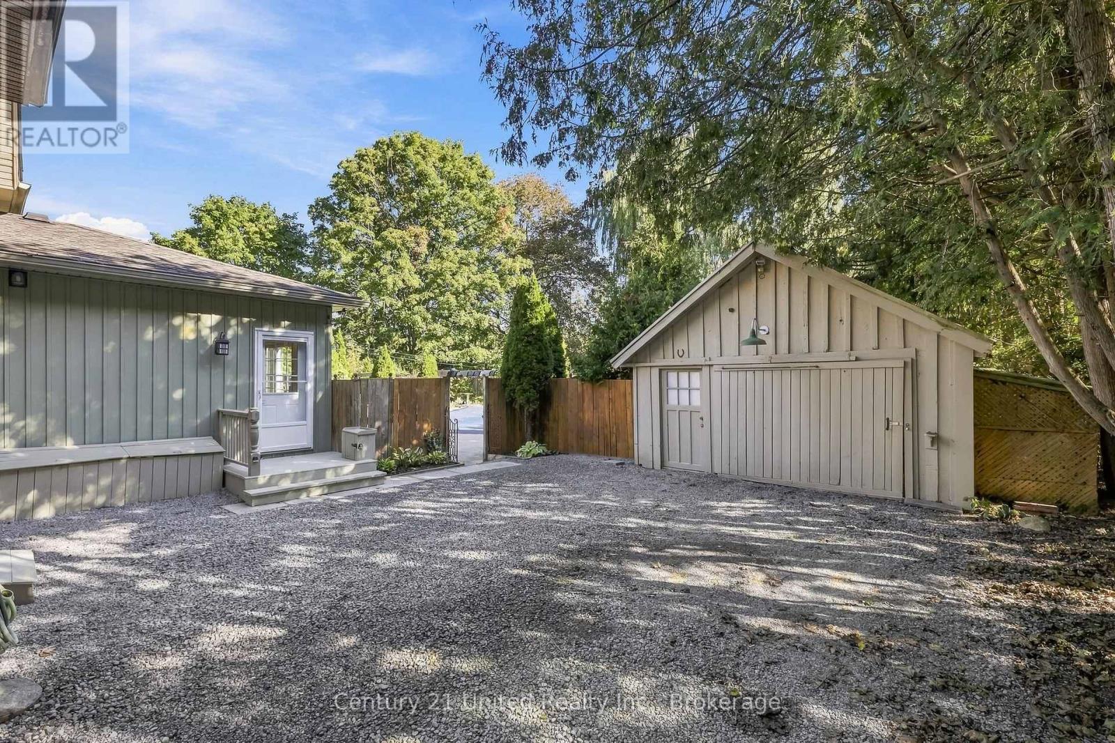 6 GRAVEL ROAD - Image 36