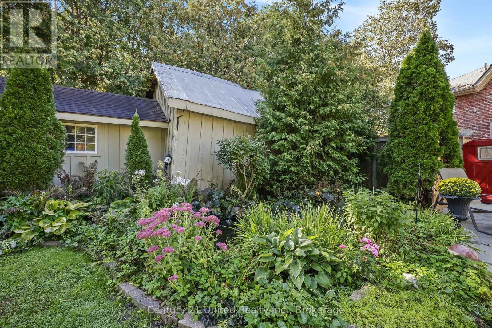 6 GRAVEL ROAD - Image 43