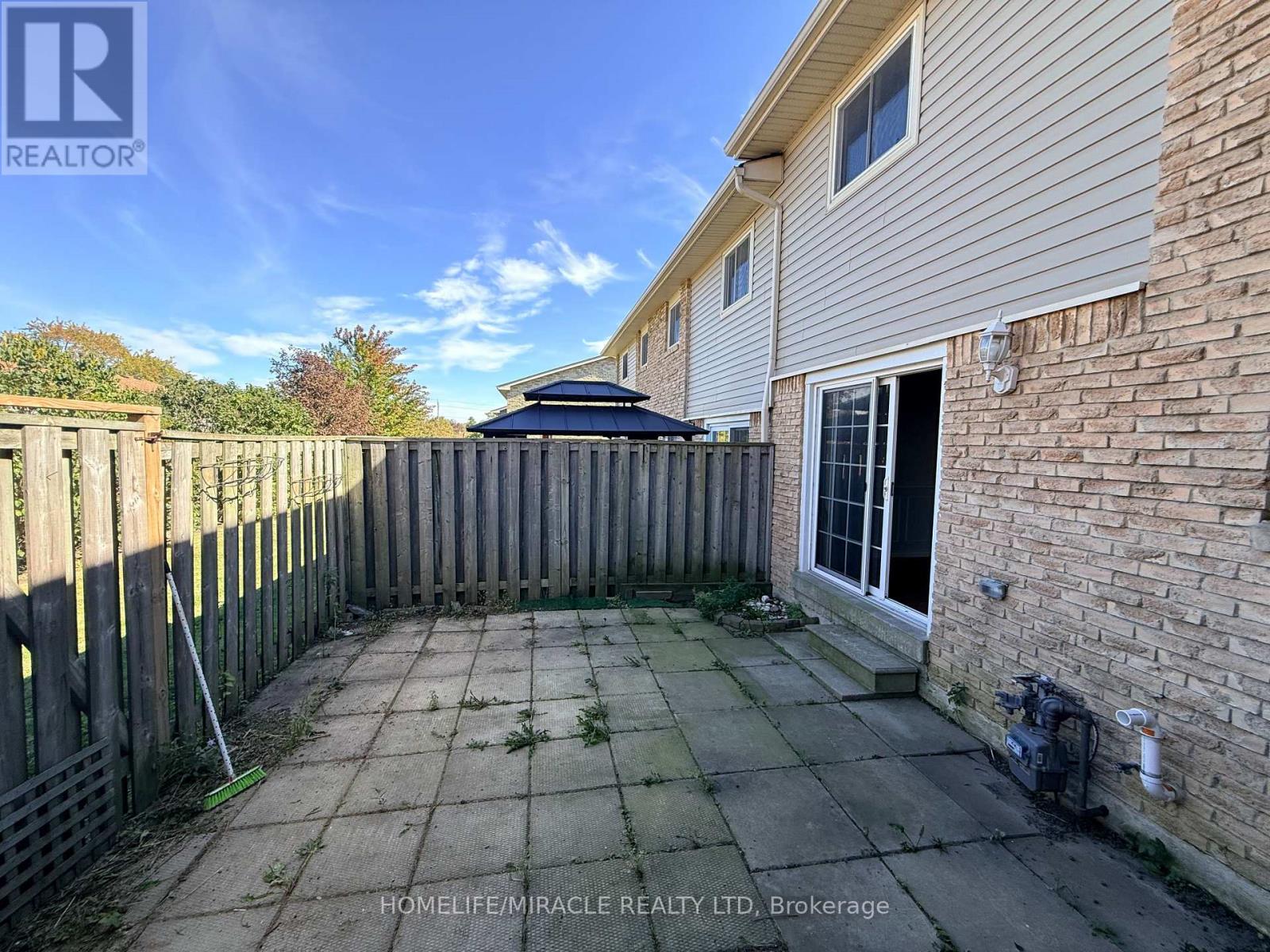 52 ROBBIE CRESCENT - 26
