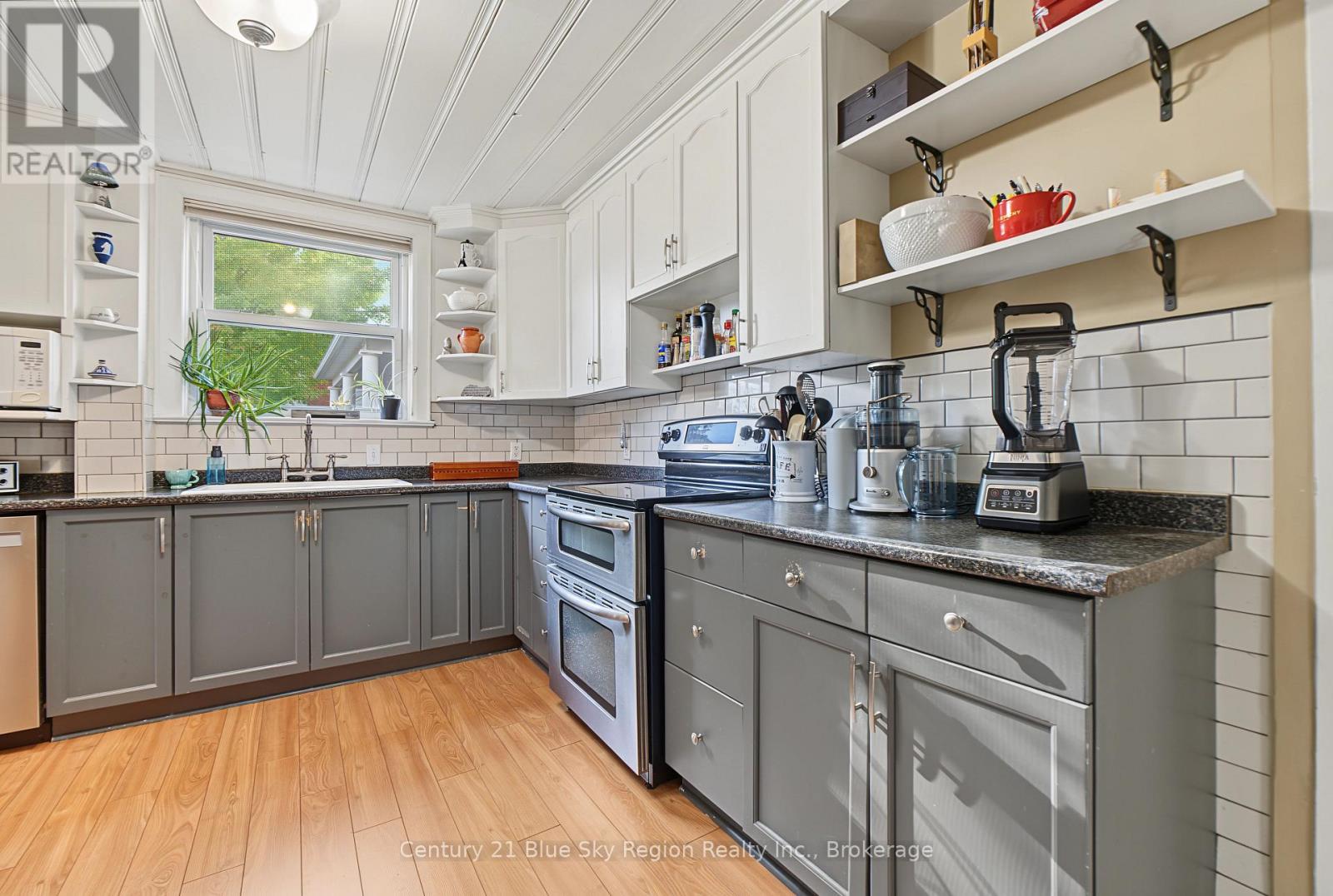 941 MAIN STREET W - 17