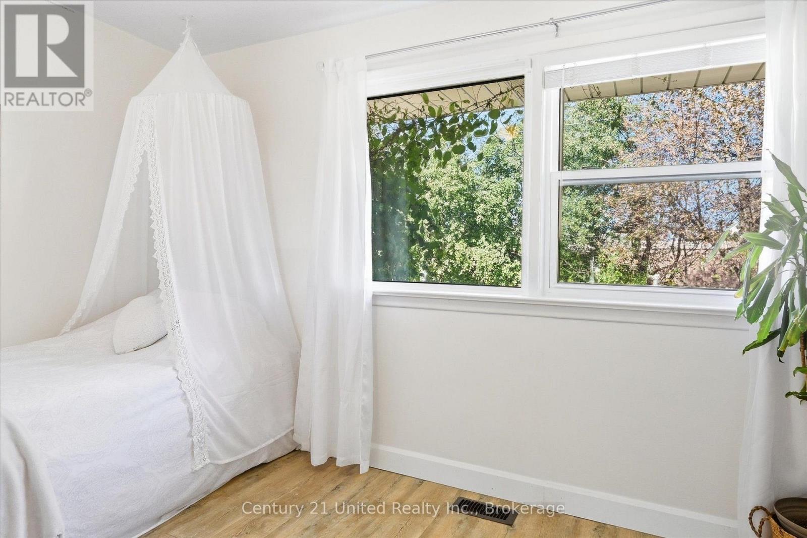 854 KAWARTHA DRIVE - 17