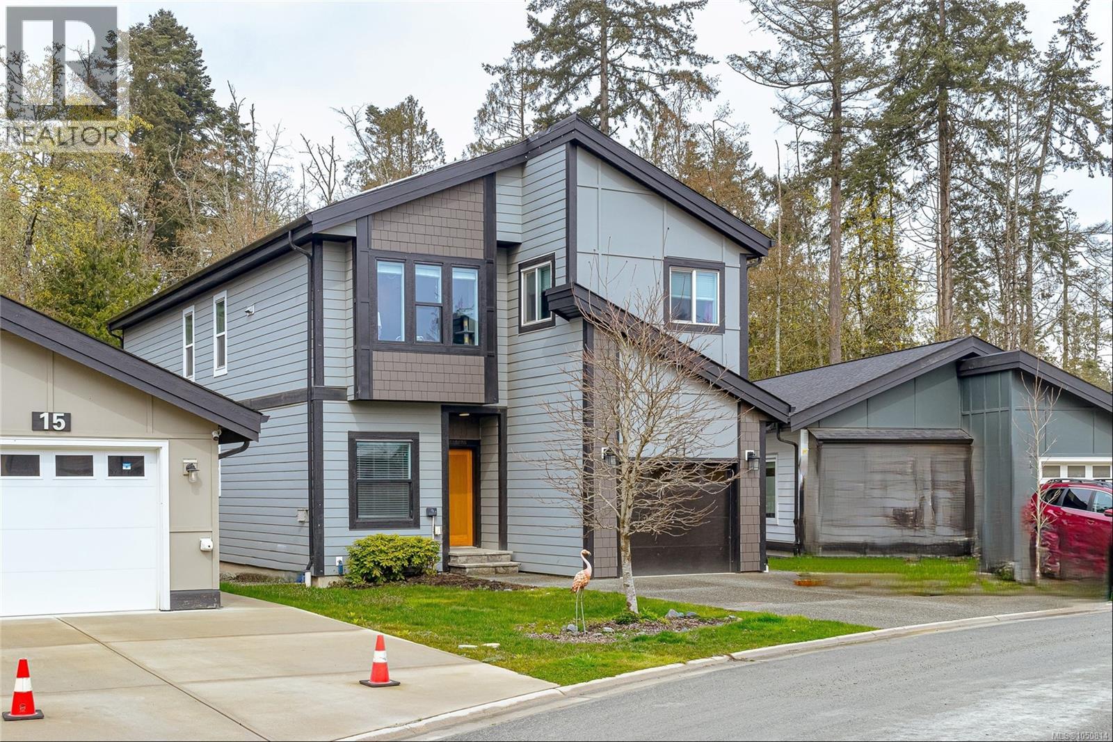 17 Saanich Ridge Dr - 1