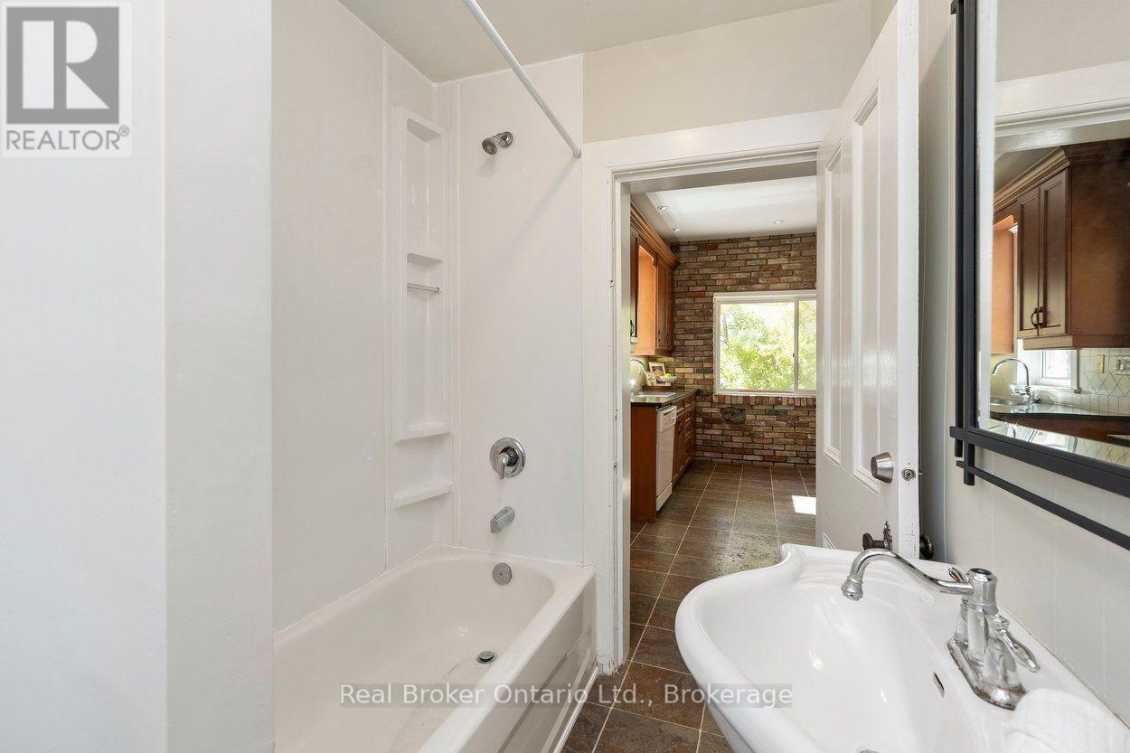 87 BOND STREET W - Image 22