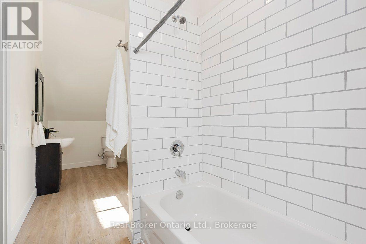87 BOND STREET W - Image 43