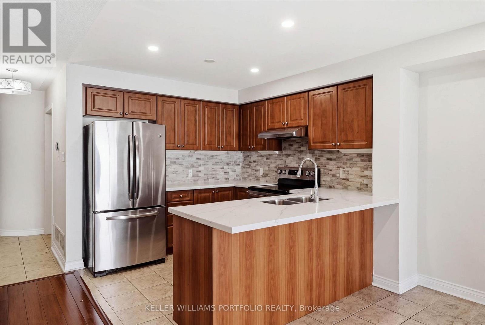 8 Gateway Court, Whitby, ON photo 12