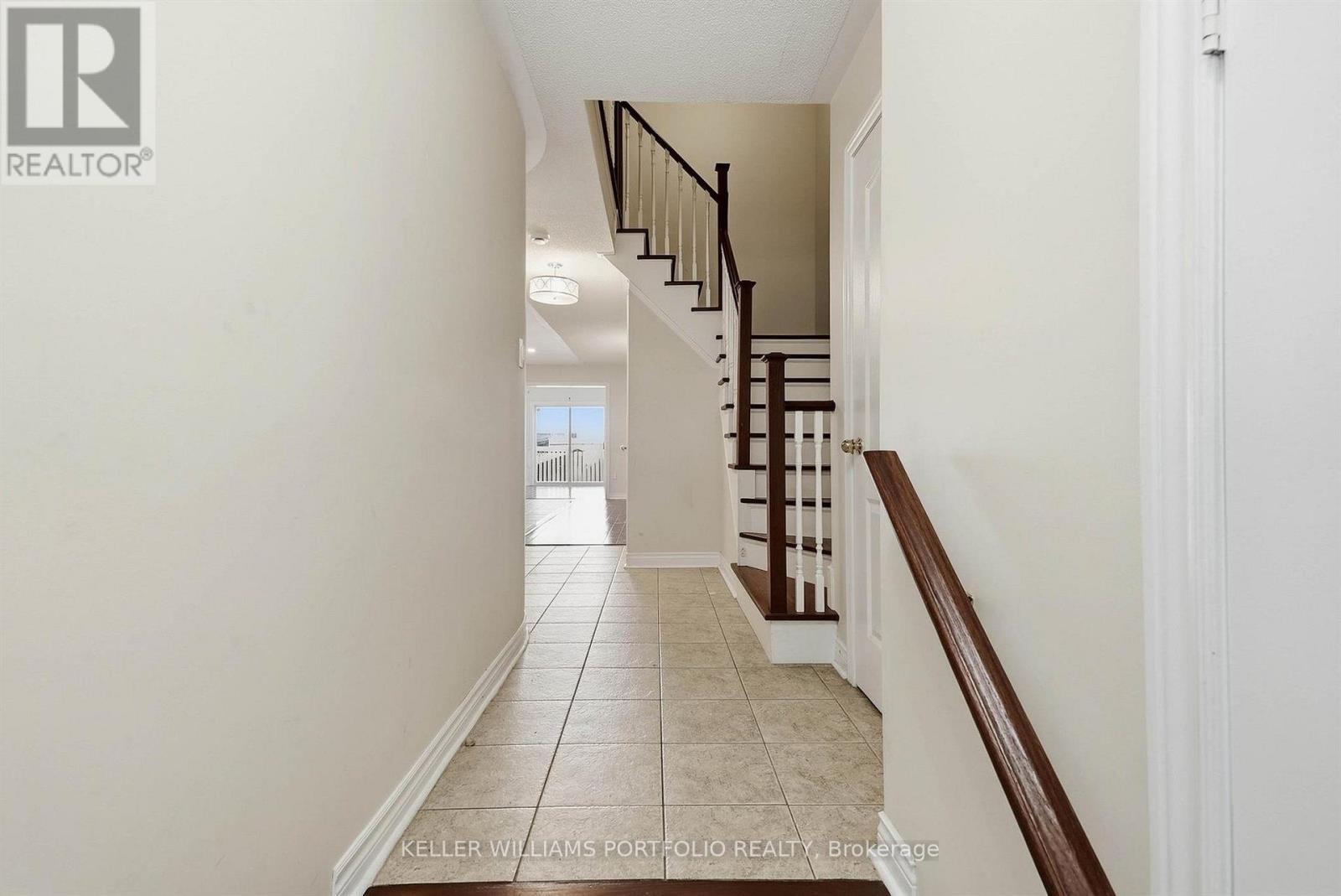 8 Gateway Court, Whitby, ON photo 5