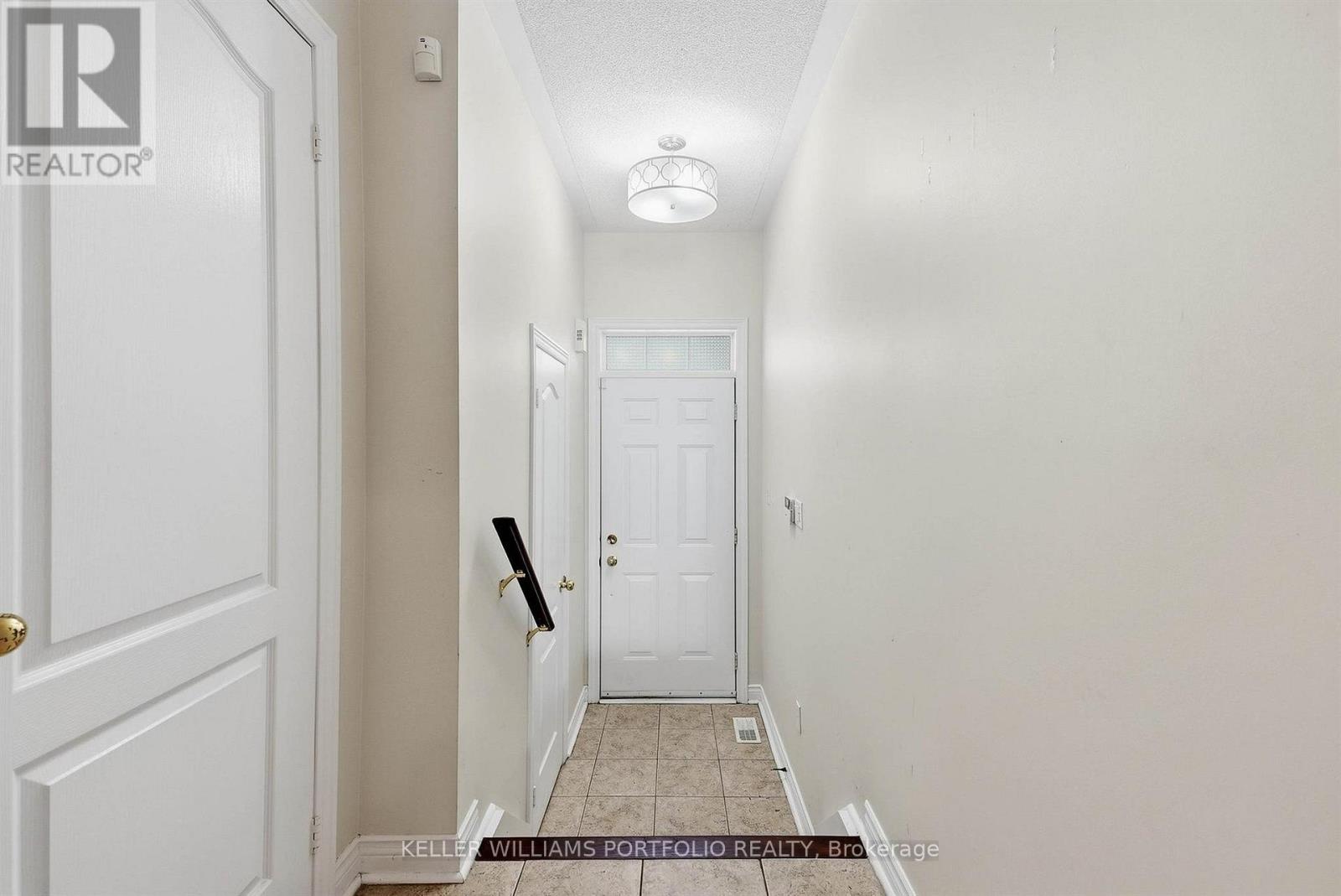 8 Gateway Court, Whitby, ON photo 6