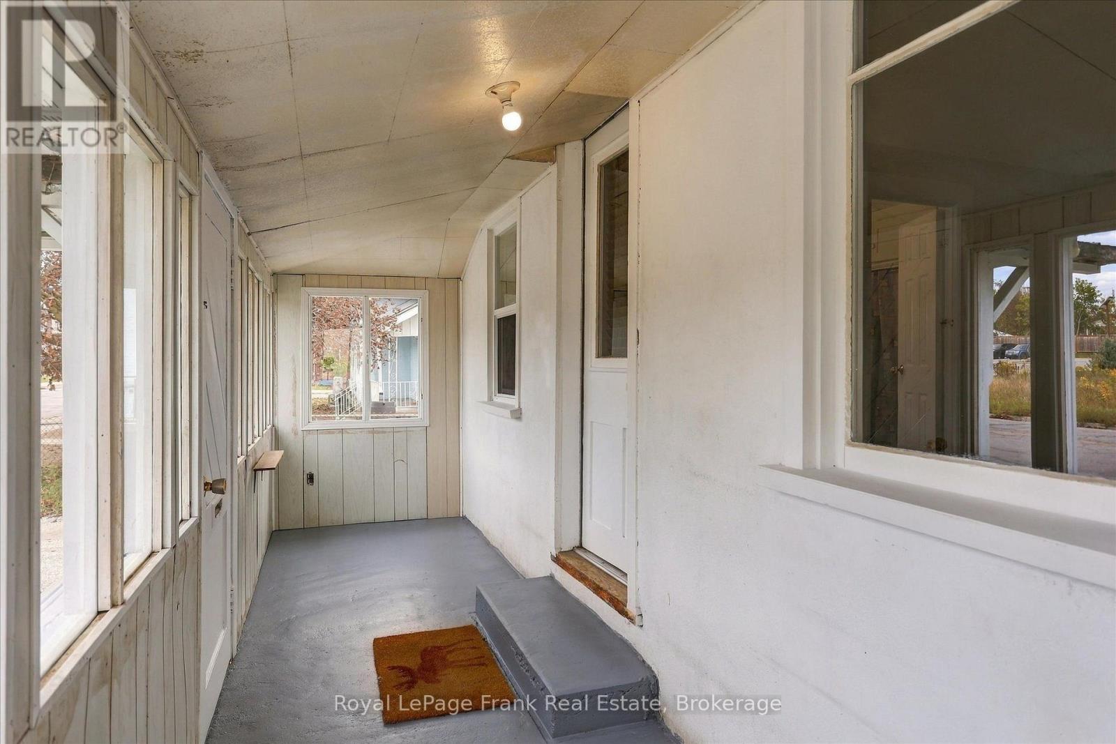 73 LINDSAY STREET N - 3