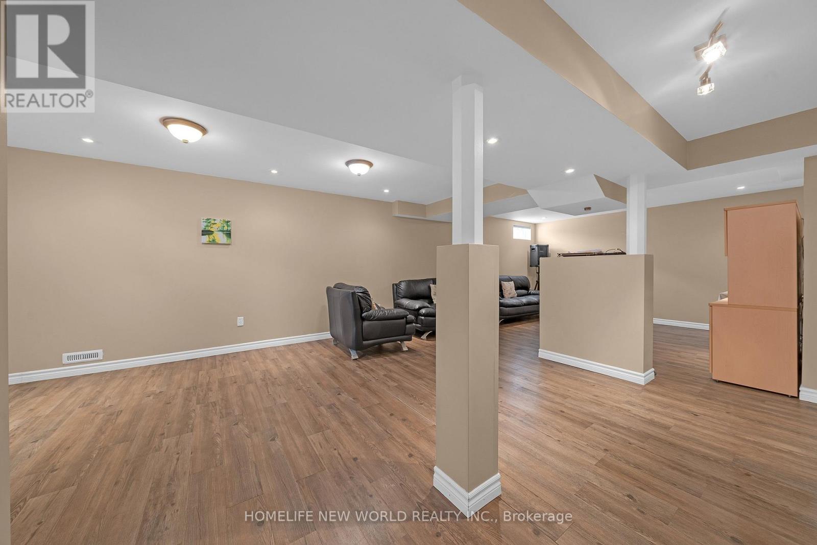 2485 BLUE HOLLY CRESCENT - 36