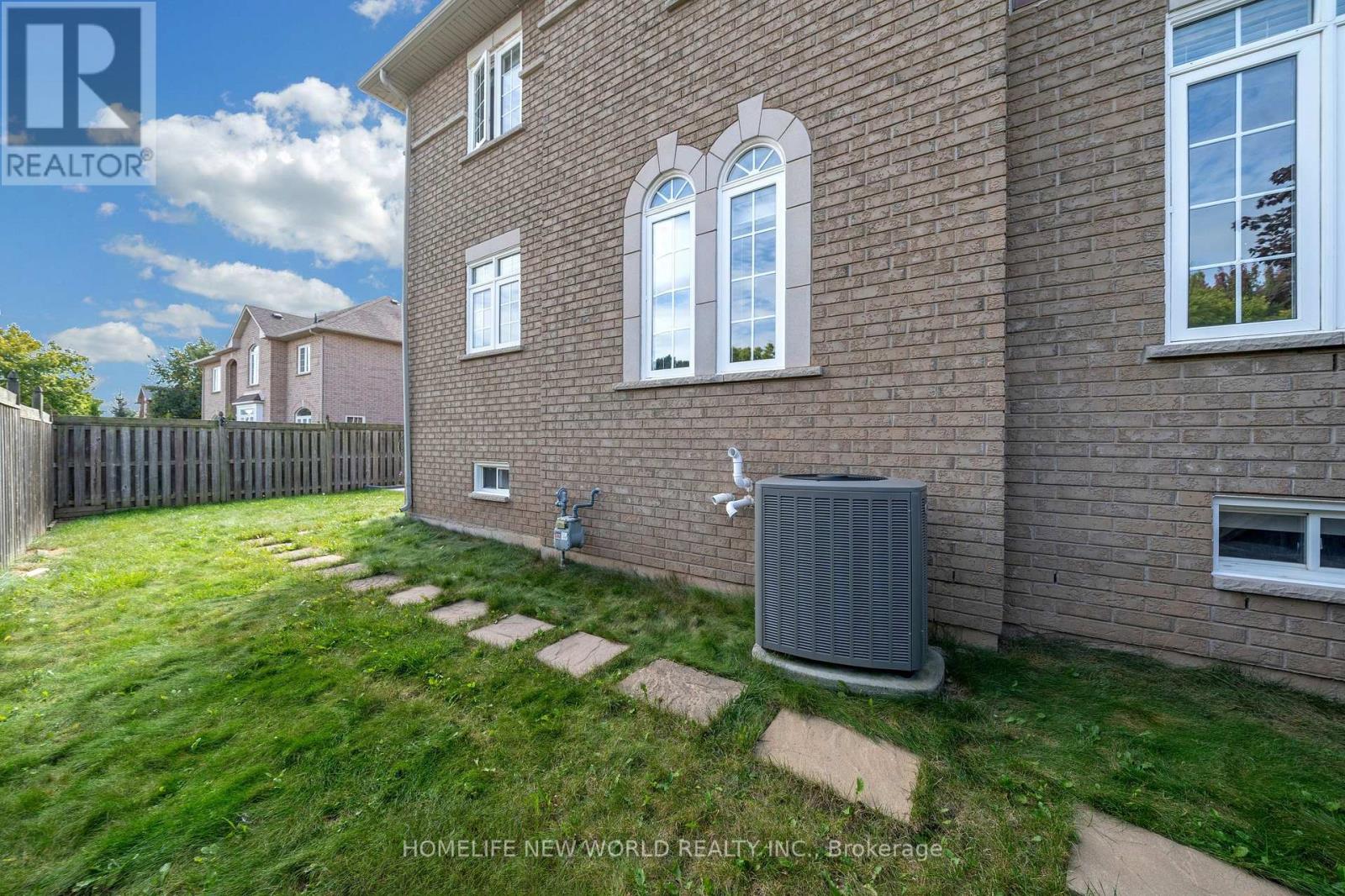 2485 BLUE HOLLY CRESCENT - 42