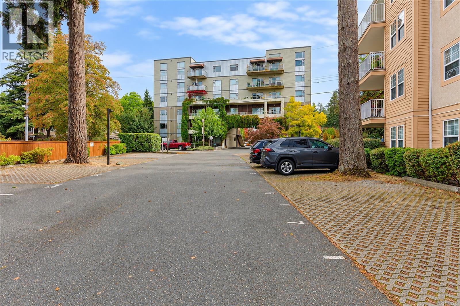 #105 606 Goldstream Ave - 27