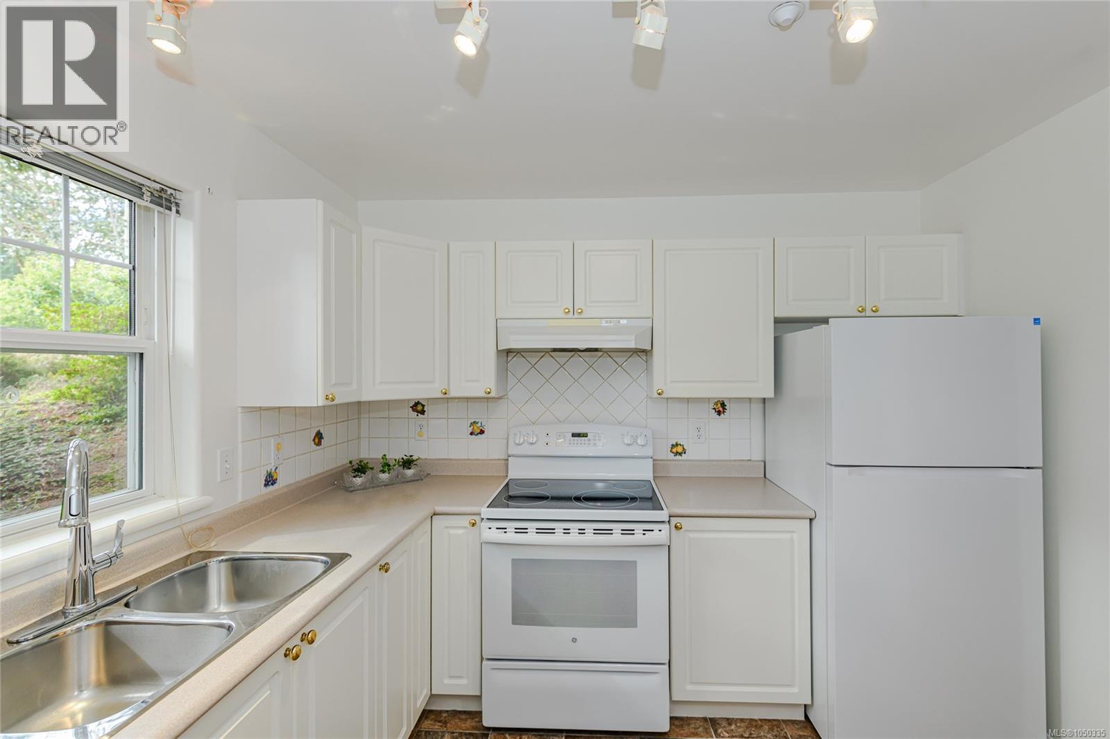 #105 606 Goldstream Ave - 8