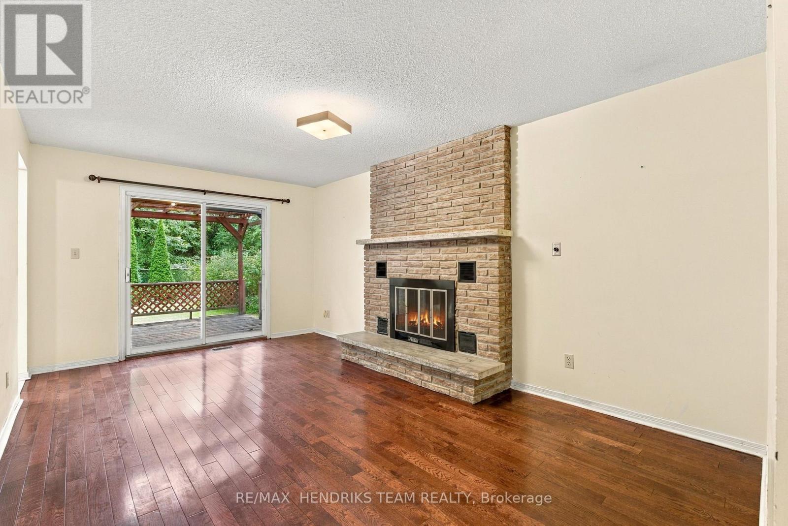 17 FARMINGTON DRIVE - 16