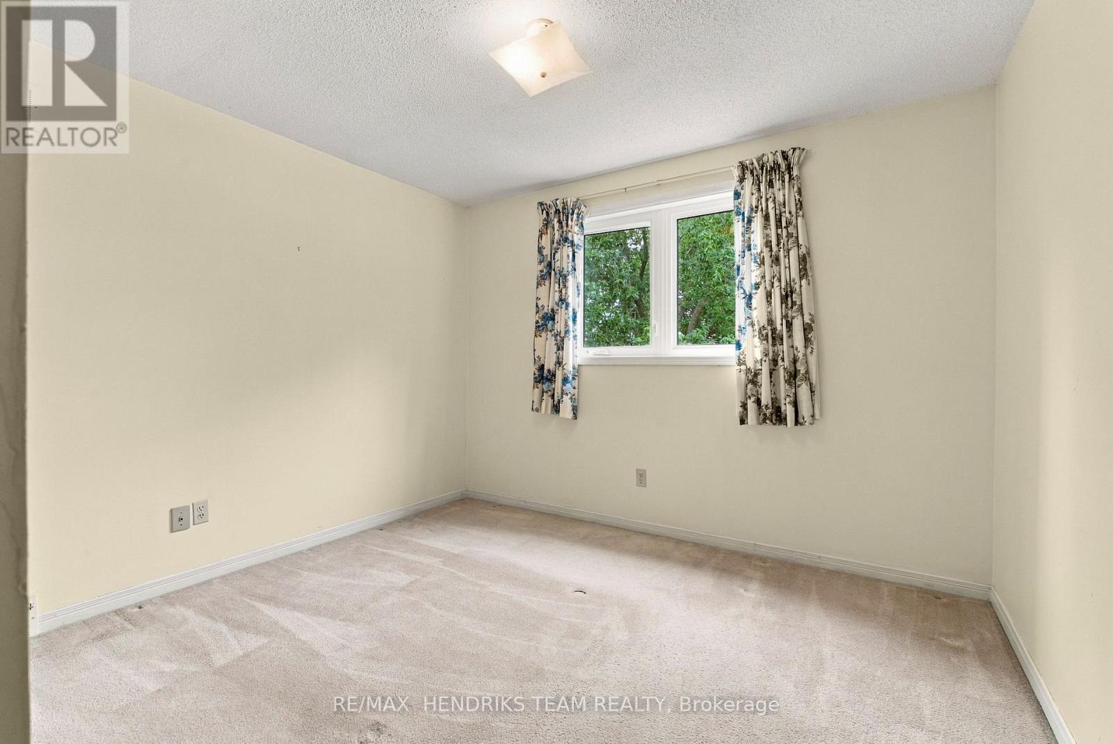 17 FARMINGTON DRIVE - Image 25