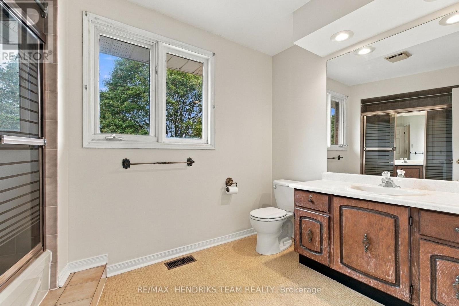 17 FARMINGTON DRIVE - 31