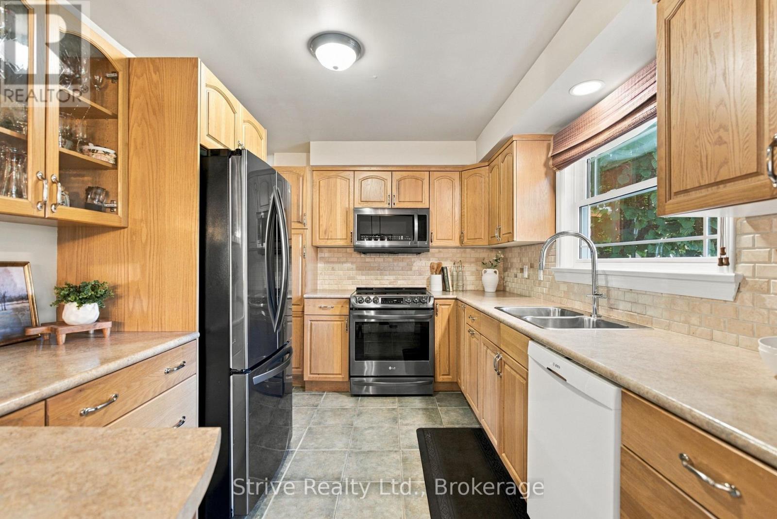 6 LENORE AVENUE - 15