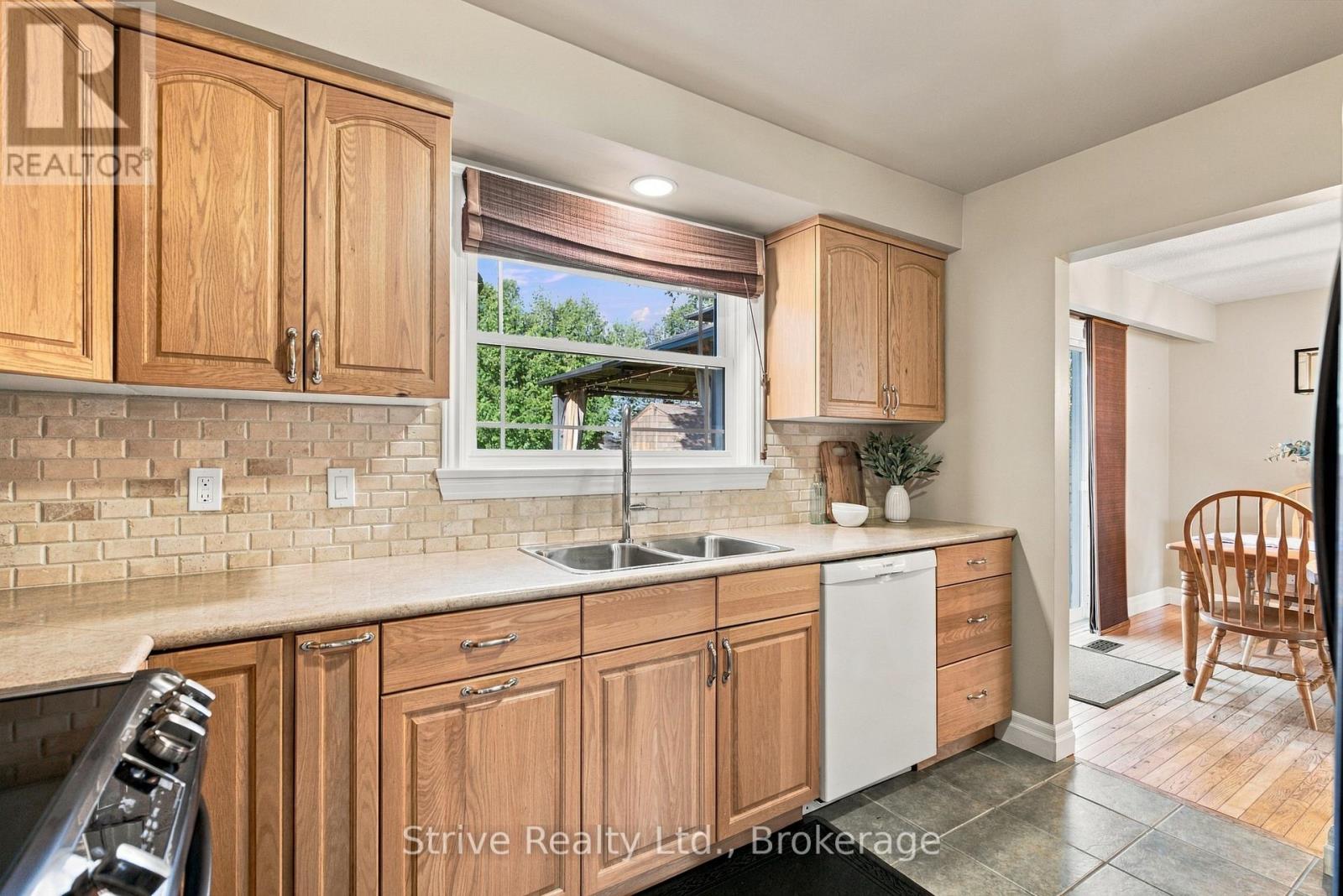 6 LENORE AVENUE - 18