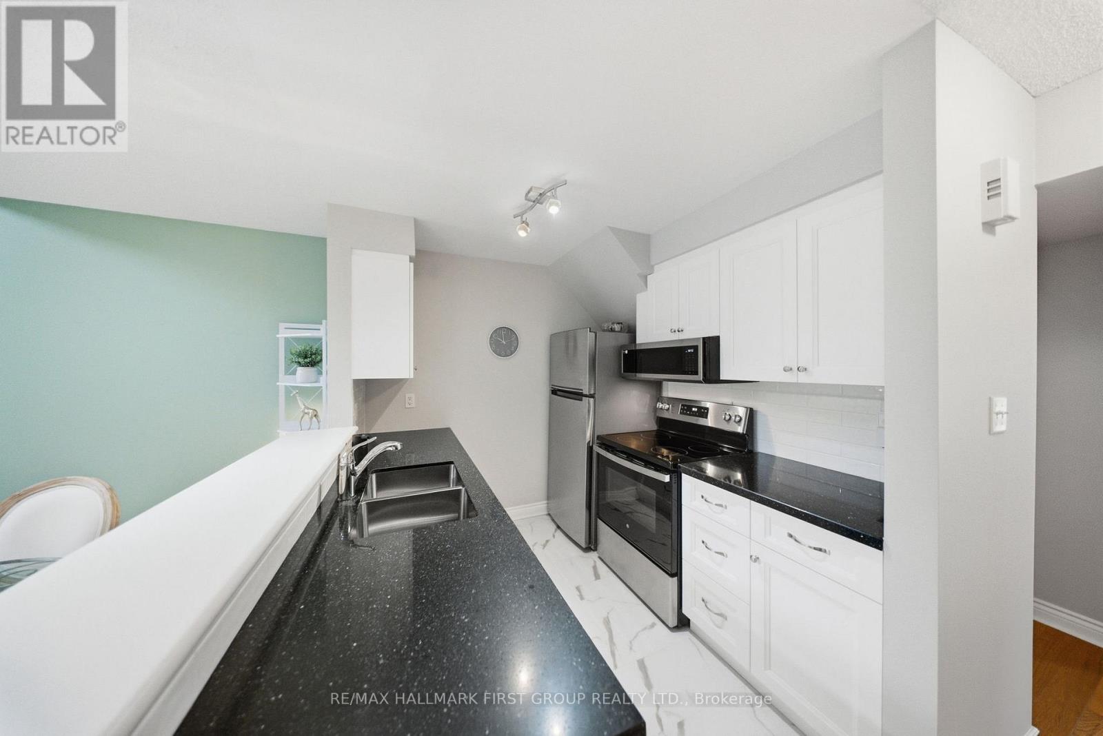 #3 8 Petra Way, Whitby (Pringle Creek), Ontario, L1R0A6, Whitby (Pringle Creek), Ontario — photo 3 of 5