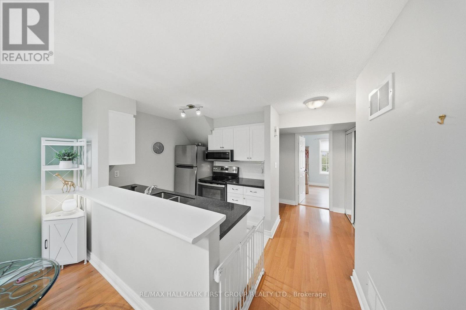 #3 8 Petra Way, Whitby (Pringle Creek), Ontario, L1R0A6, Whitby (Pringle Creek), Ontario — photo 4 of 5