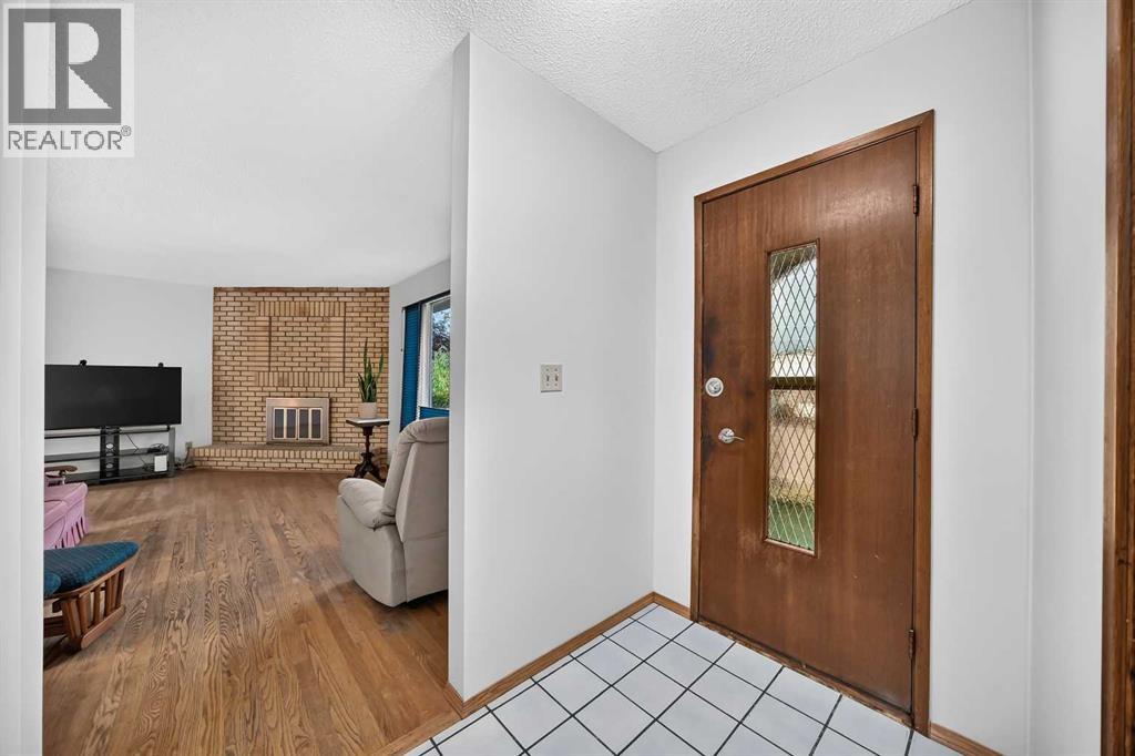 112 Queensland Place SE - Image 3
