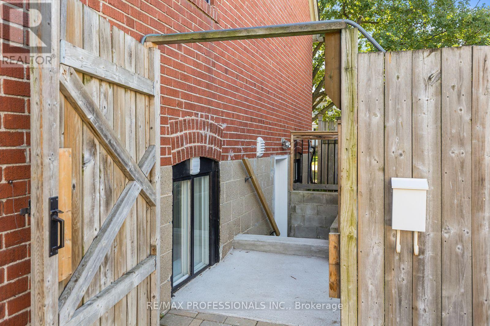 27 BRAWLEY AVENUE - 32