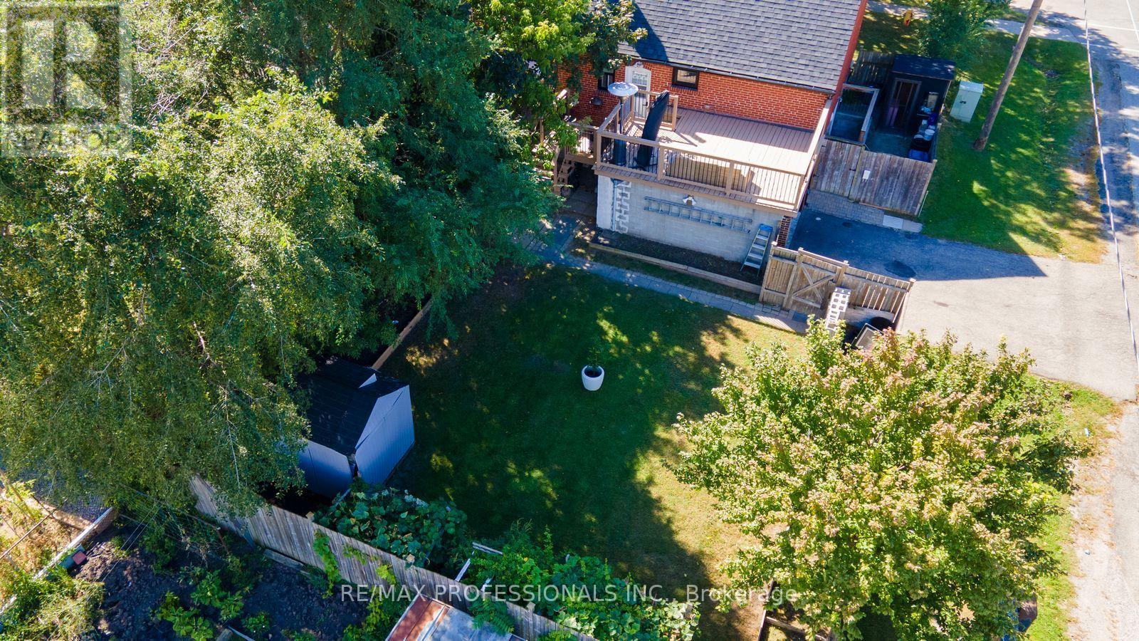 27 BRAWLEY AVENUE - 34