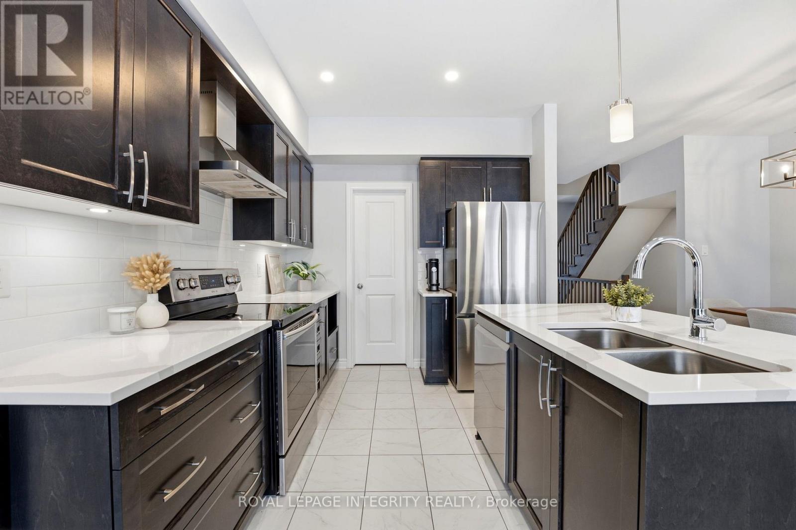 13 BRIXTON WAY - Image 19