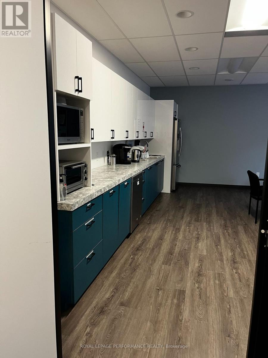 200 - 141 Laurier Avenue W
