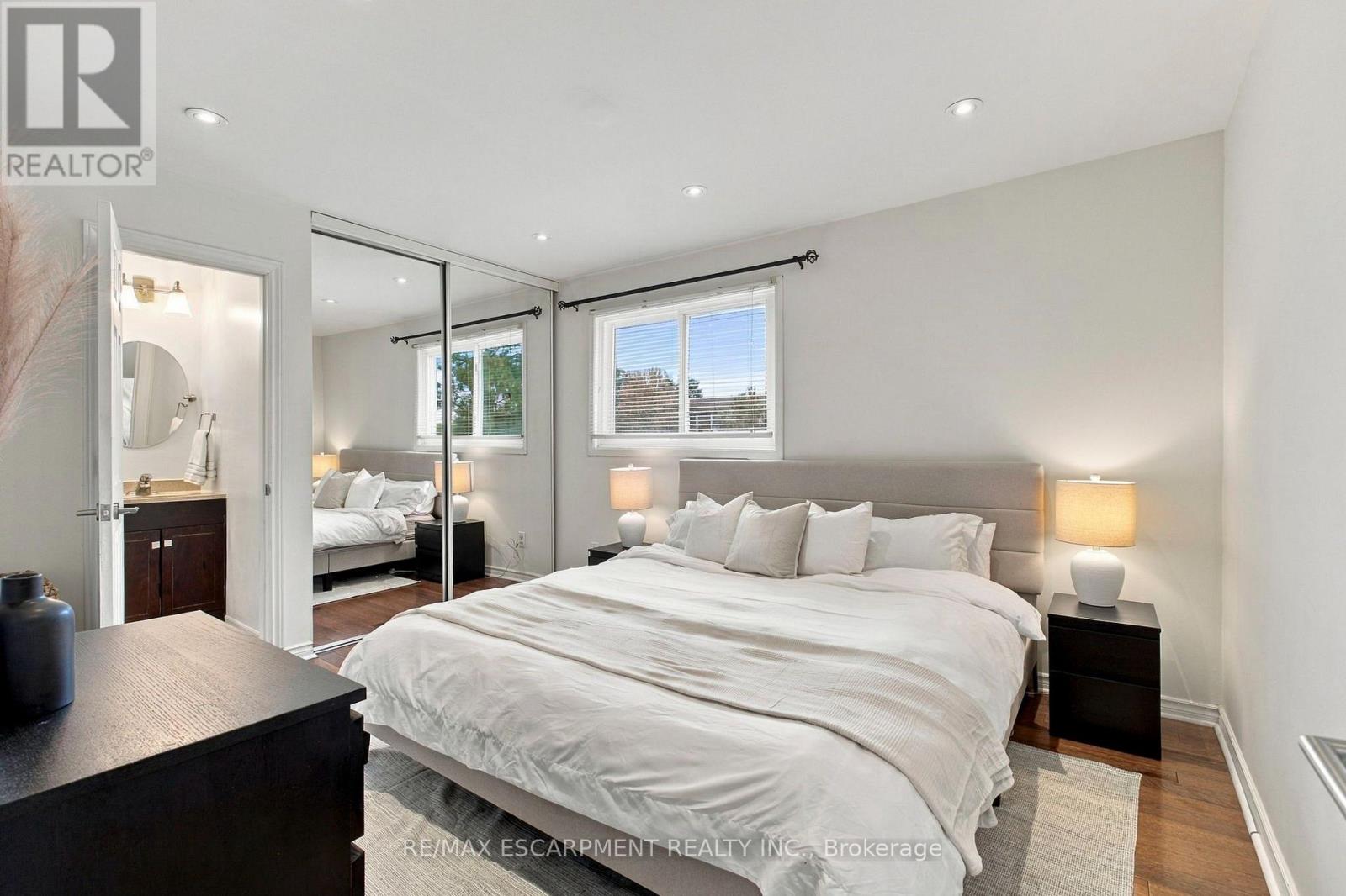 #59 371 BRONTE STREET S - 11