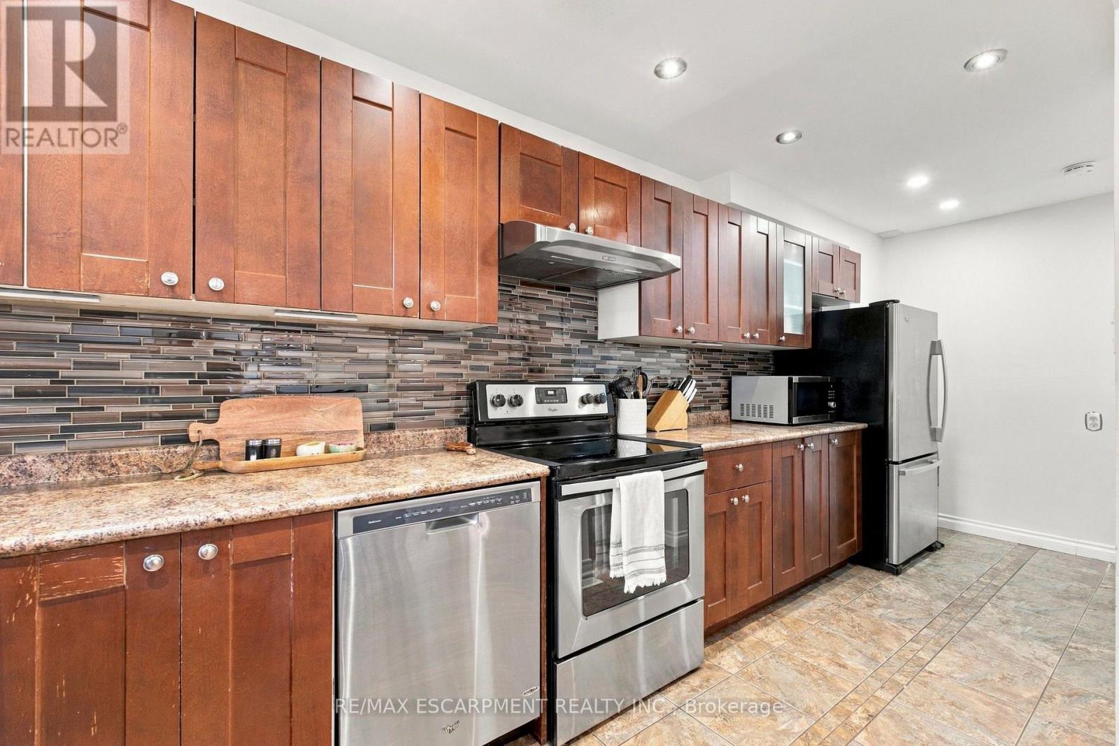 #59 371 BRONTE STREET S - 7