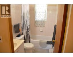 2022 Glenwood Drive, Kamloops, BC V2C4G6 Photo 15