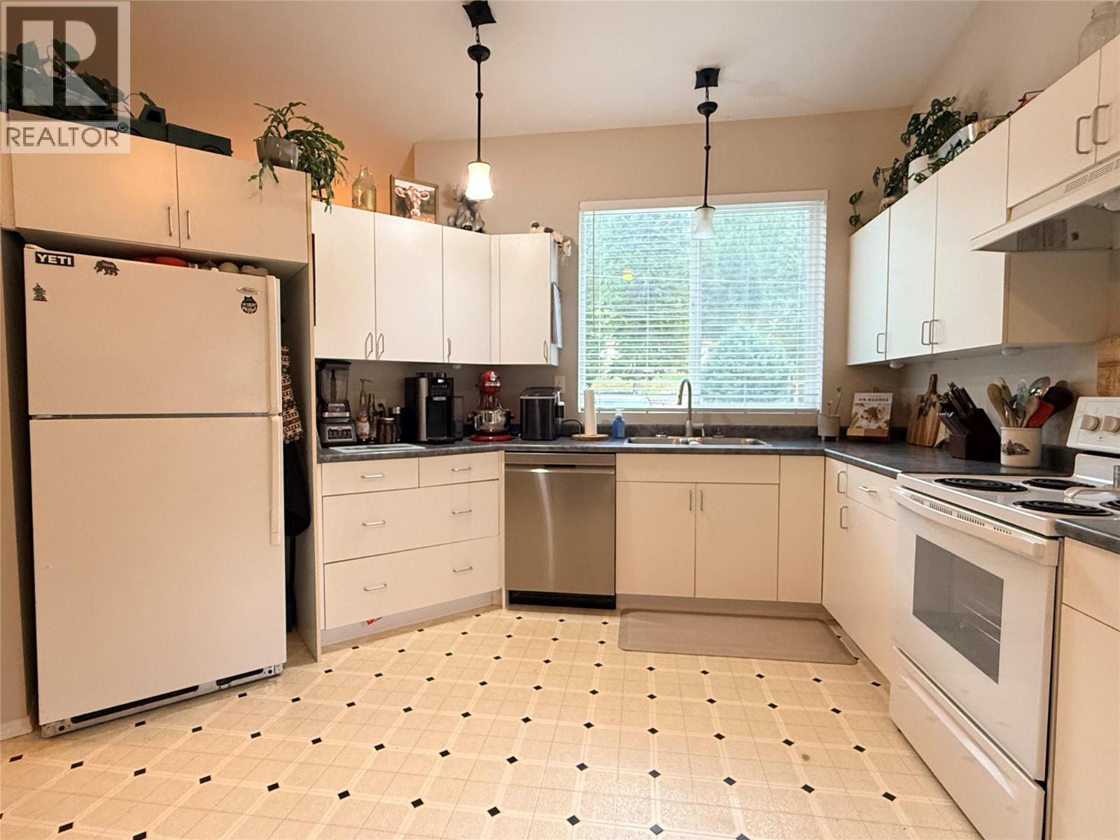 699 STRATHMORE Avenue - 11